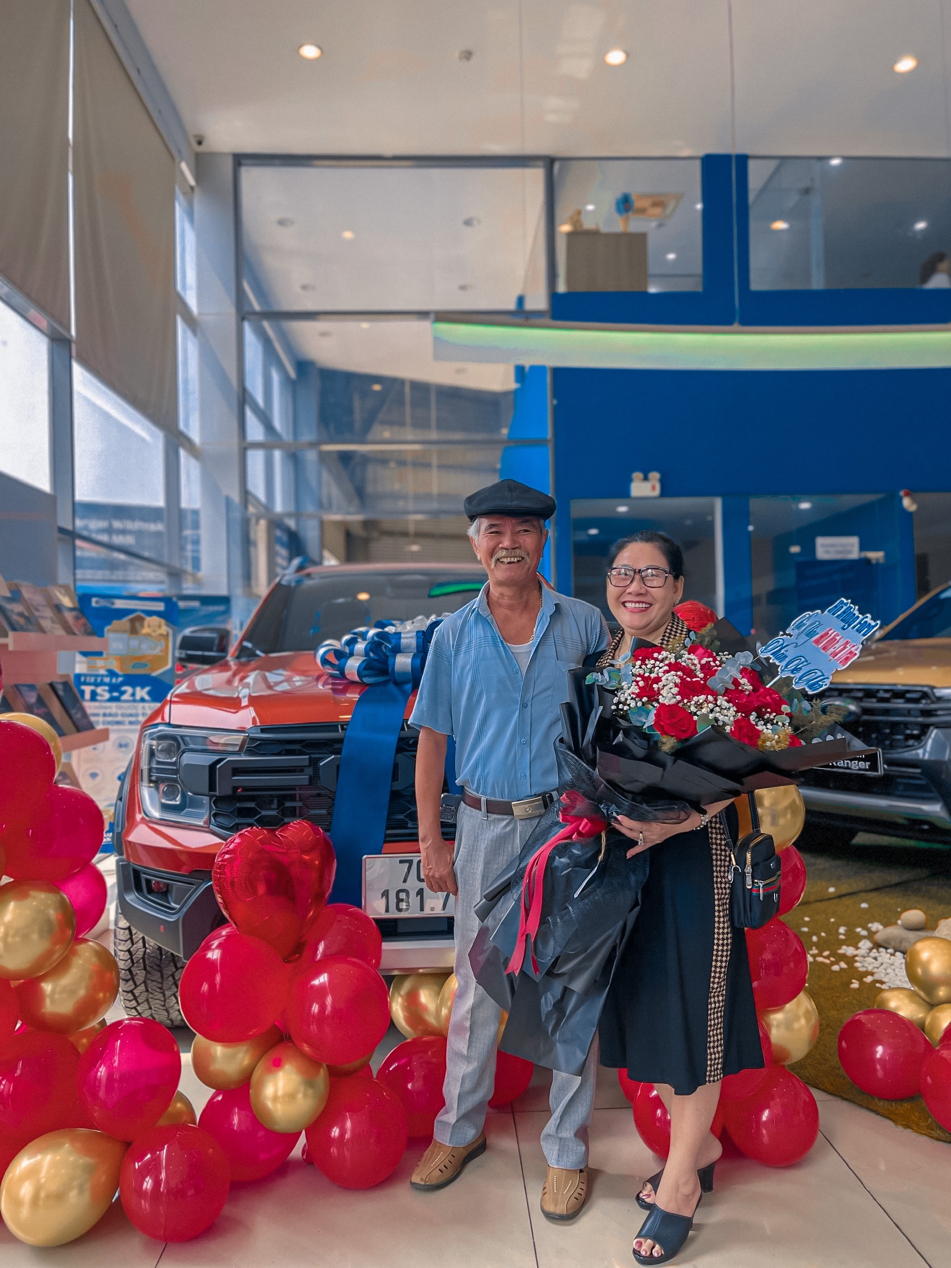 Khách hàng nhận xe mới tại Ford Tây Ninh Auto